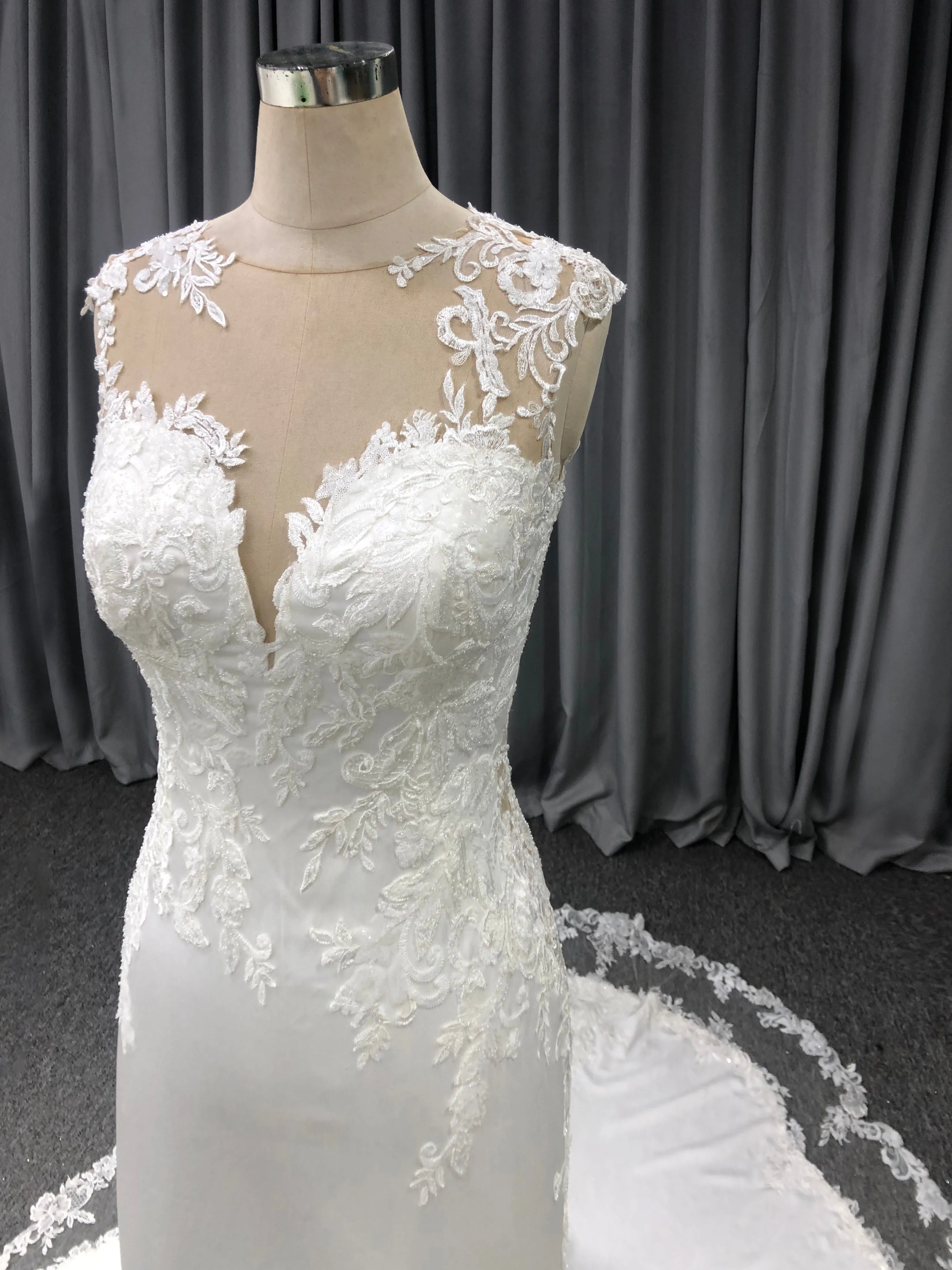 Charmeur cache cœur Dentelle Robe de Mariée avec la courte traîne