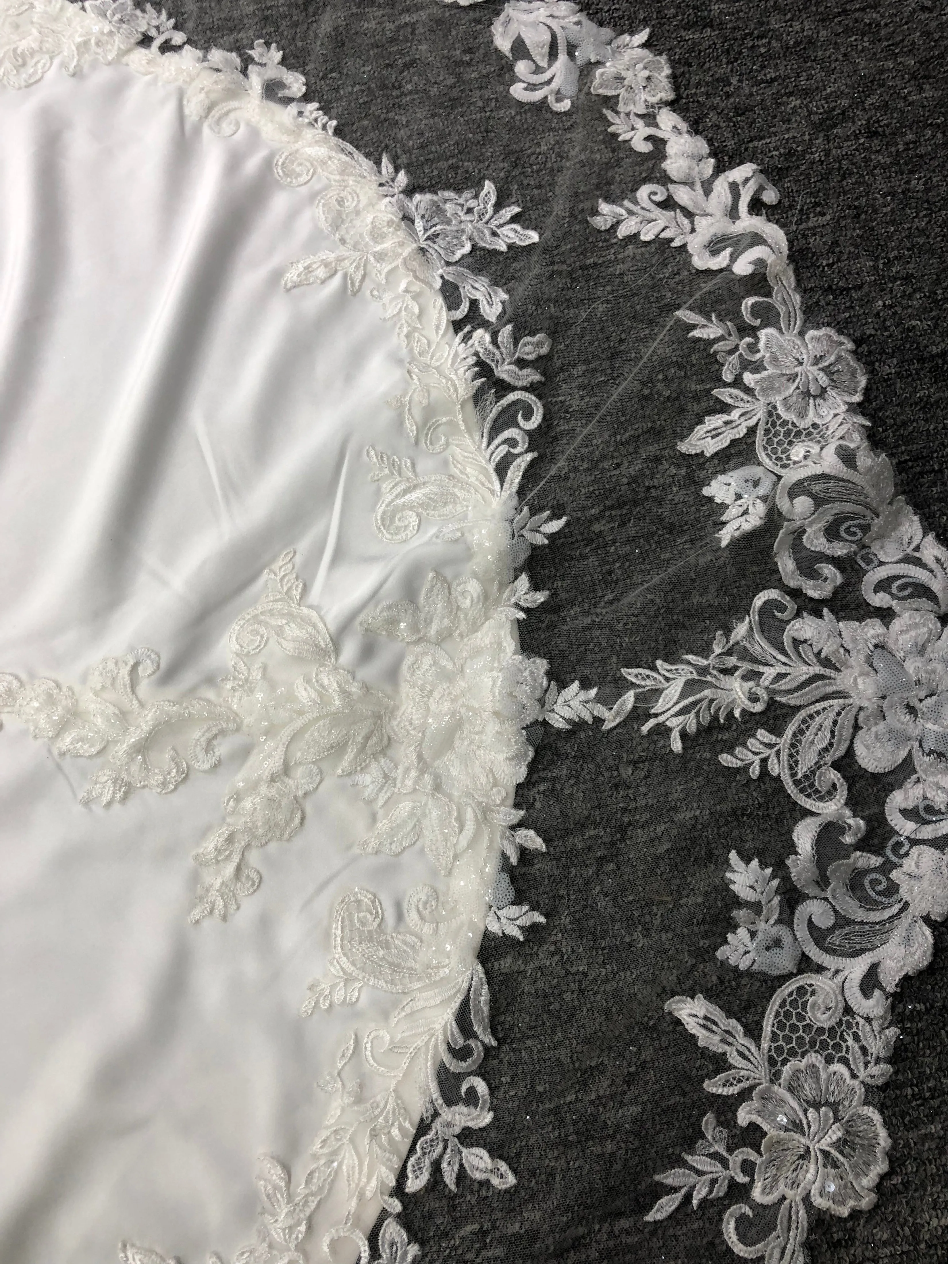 Charmeur cache cœur Dentelle Robe de Mariée avec la courte traîne