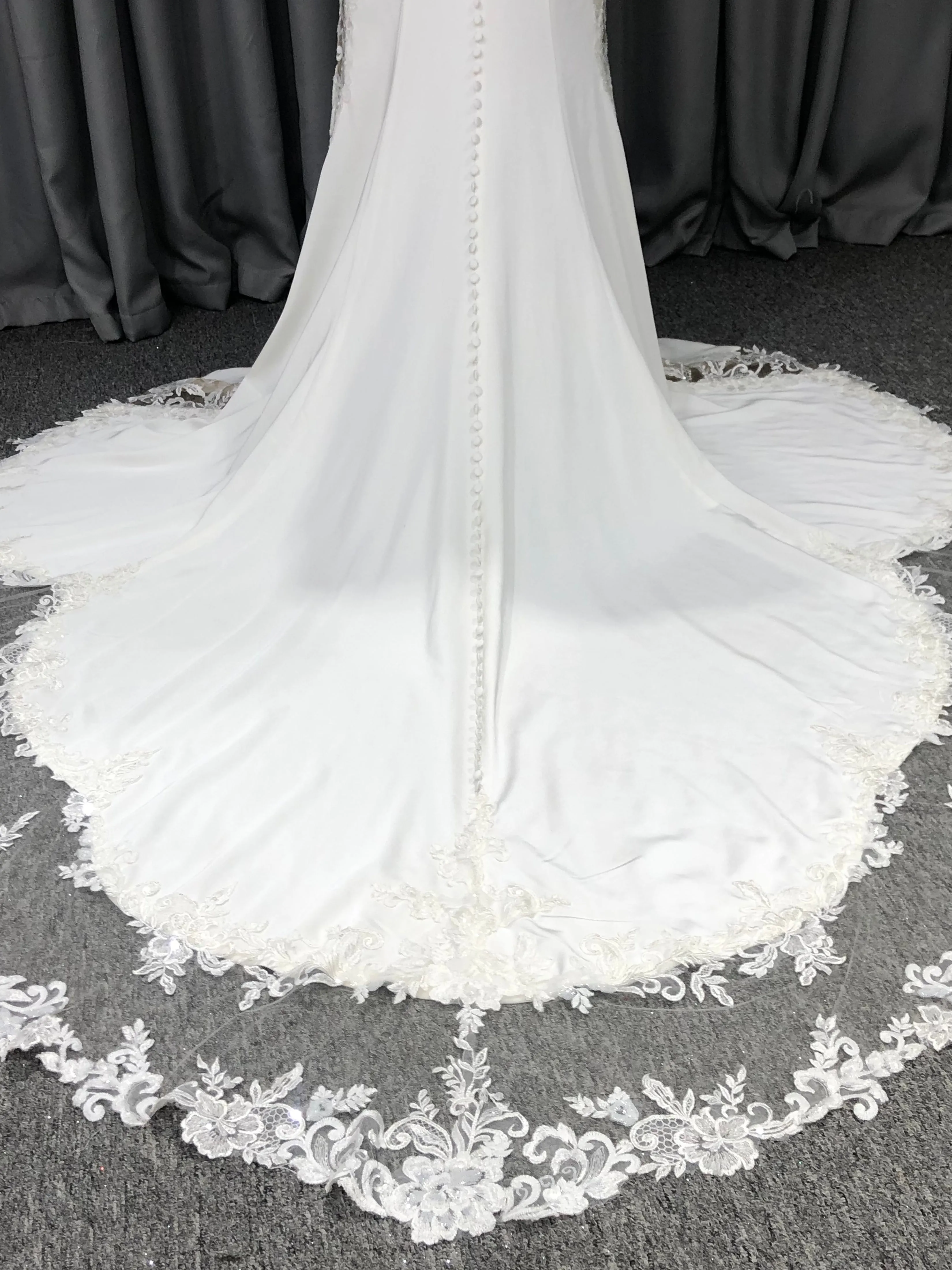 Charmeur cache cœur Dentelle Robe de Mariée avec la courte traîne