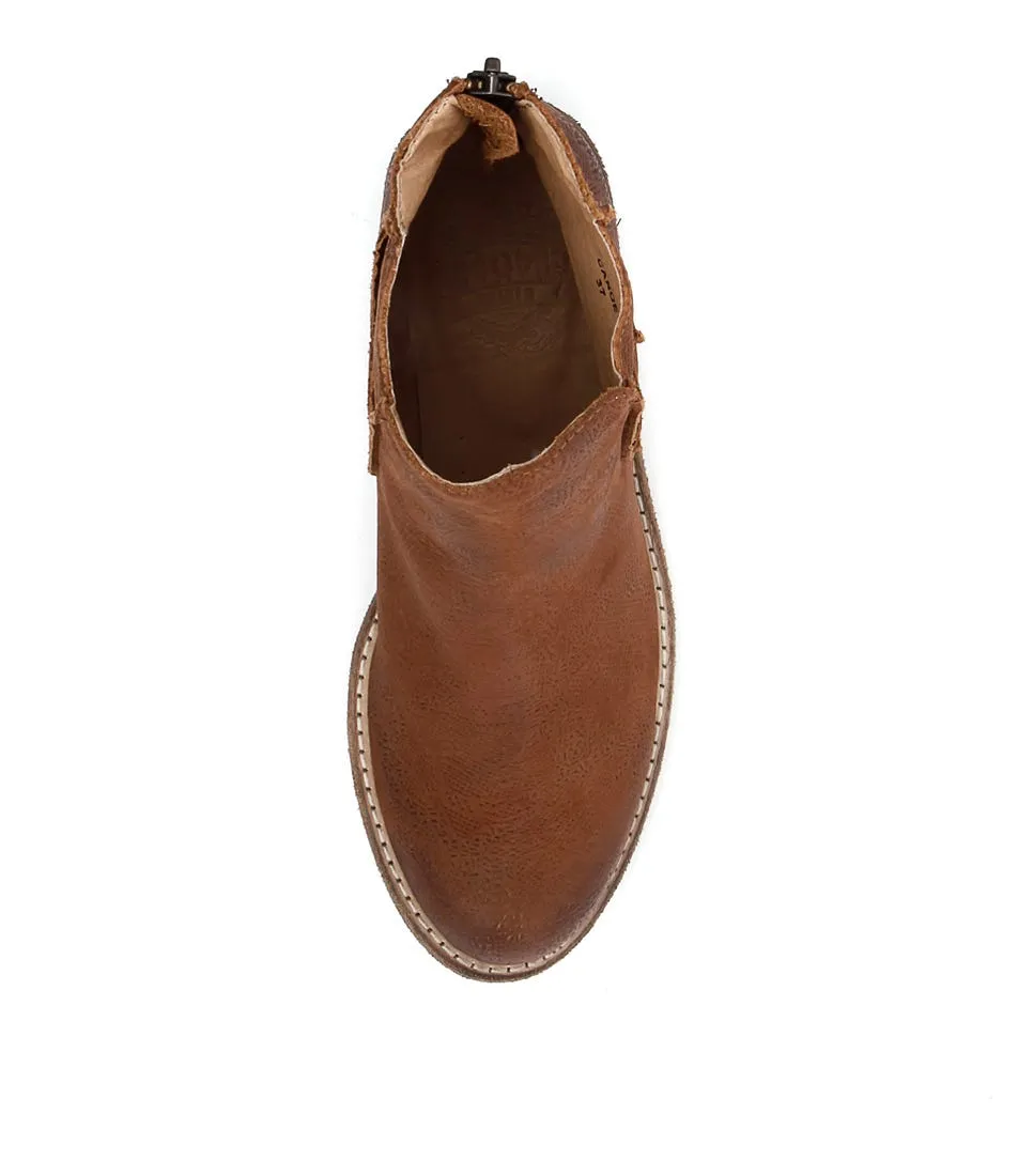 SILENT D Canoe Tan Embossed Leather